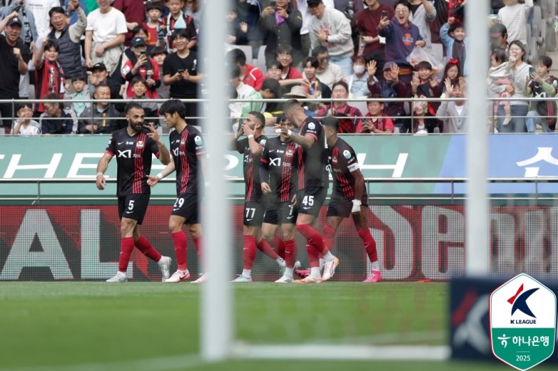 [서울=뉴시스] 프로축구 K리그1 FC서울의 루카스(왼쪽에서 3번째). (사진=한국프로축구연맹 제공)