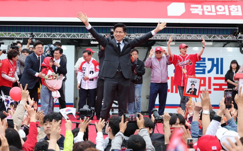 [구미=뉴시스] 권창회 기자 = 김문수 국민의힘 대선 후보가 24일 경북 구미시 박정희 전 대통령 생가 인근에서 열린 유세에서 지지자들에게 인사하고 있다. 2025.05.24. kch0523@newsis.com