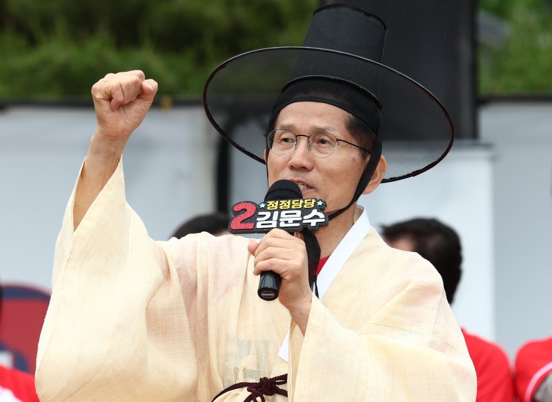 [안동=뉴시스] 권창회 기자 = 김문수 국민의힘 대선 후보가 24일 경북 안동시 웅부공원 인근에서 열린 유세에서 도포와 갓을 쓰고 지지호소를 하고 있다. (공동취재) 2025.05.24. photo@newsis.com