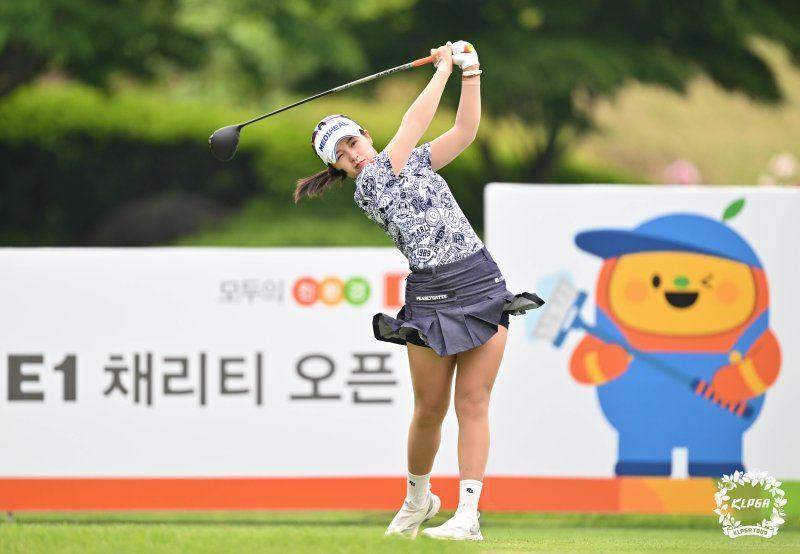 박현경 23일 경기 여주 페럼클럽에서 열린 '제13회 E1채리티 오픈' 1라운드 1번홀에서 티샷을 하고 있다. (KLPGA 제공. 재판매 및 DB 금지) 2025.5.23/뉴스1