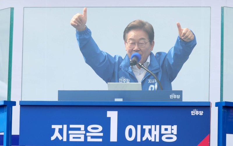 이재명 더불어민주당 대통령 후보가 24일 오후 경기도 안양시 동안구 평촌중앙공원에서 시민들에게 지지를 호소하고 있다. (공동취재) 2025.5.24/뉴스1 ⓒ News1 이재명 기자
