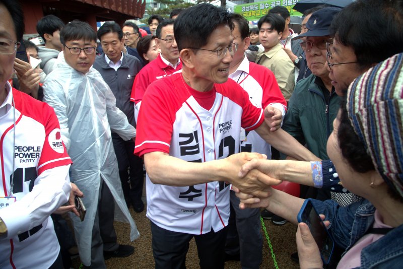 김문수 국민의힘 대통령 후보가 24일 경북 안동 웅부공원을 찾아 지지자들과 인사를 나누고 있다. 이날 김 후보는 안동포로 만든 도포를 입고 갓을 쓰고 안동시를 위한 공약을 내세웠다. 2025.5.24/뉴스1 ⓒ News1 신성훈 기자