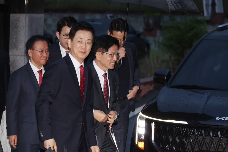 [속보]金 만난 박근혜 "섭섭한 일 있어도 나라 위해 꼭 승리해달라"