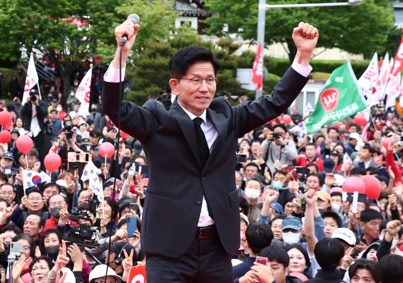 [구미=뉴시스] 권창회 기자 = 김문수 국민의힘 대선 후보가 24일 경북 구미시 박정희 전 대통령 생가 인근에서 열린 유세에서 연설을 마친 뒤 양손을 들어보이고 있다. (공동취재) 2025.05.24. photo@newsis.com