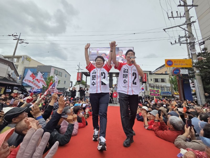 [상주=뉴시스] 상주 풍물시장서 유세하는 김문수 후보. (사진=임이자 의원실 제공) 2025.05.24 *재판매 및 DB 금지