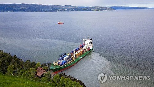'항해사 잠든 사이에…' 주택 앞마당 그대로 덮친 1만t급 배