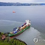 ′항해사 잠든 사이에…′ 주택 앞마당 그대로 덮친 1만t급 배
