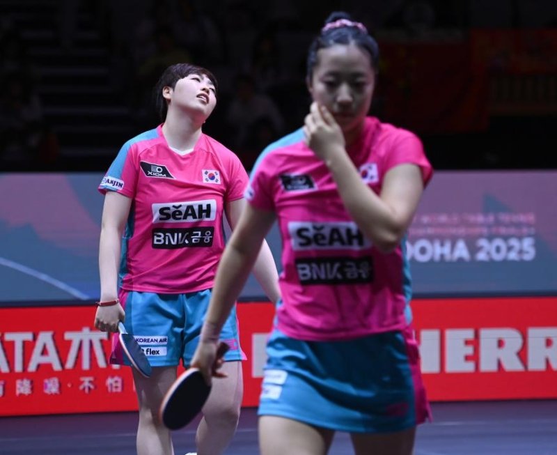세계탁구선수권 여자복식 4강 패배 후 아쉬워하는 신유빈(앞)과 유한나 (출처=연합뉴스)
