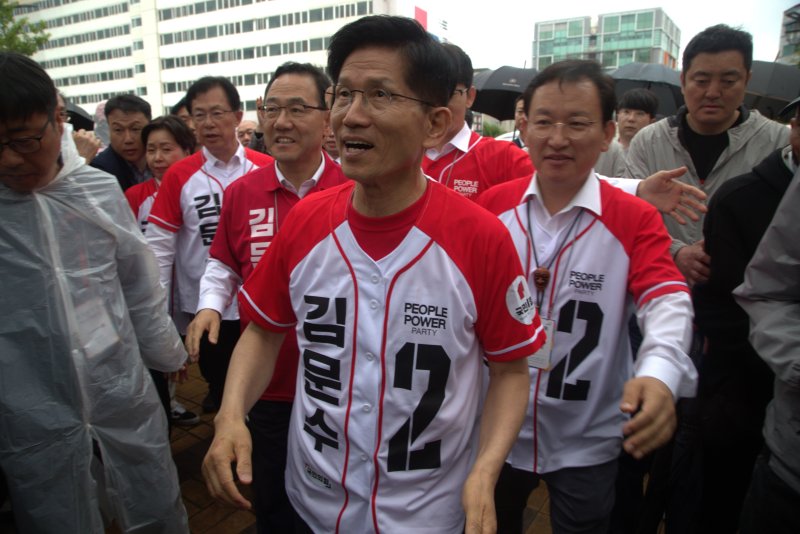 24일 오후 2시 김문수 국민의힘 21대 대통령선거 후보가 경북 안동 웅부공원을 방문해 지지자들과 만남을 가졌다. 이날 여러 국민의힘 의원들도 유세현장에 지원을 나왔다.2025.5.24/뉴스1 ⓒ News1 신성훈 기자