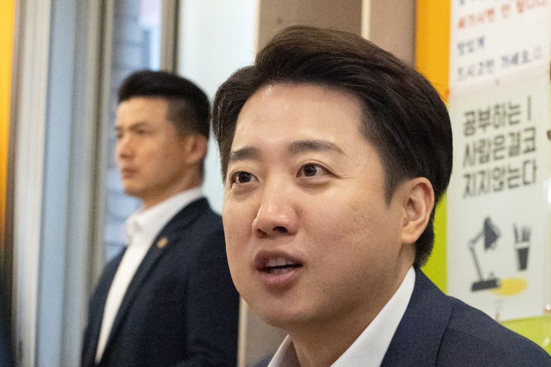 이준석 개혁신당 대통령 후보가 24일 서울 동작구 노량진의 한 한식 뷔페에서 식사를 하며 공시생들과 대화하고 있다. 2025.5.24/뉴스1 ⓒ News1 이승배 기자