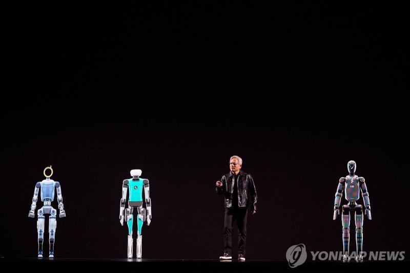 'CES 2025' 기조연설에서 로봇과 나타난 젠슨 황 엔비디아 CEO (출처=연합뉴스)