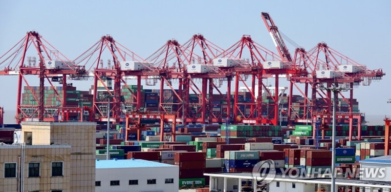 상하이 양산항의 수출입 컨테이너 부두 (출처=연합뉴스)