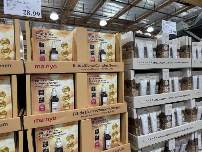 미국 LA의 한 코스트코 매장에서 판매 중인 한국산 화장품들 (출처=연합뉴스)