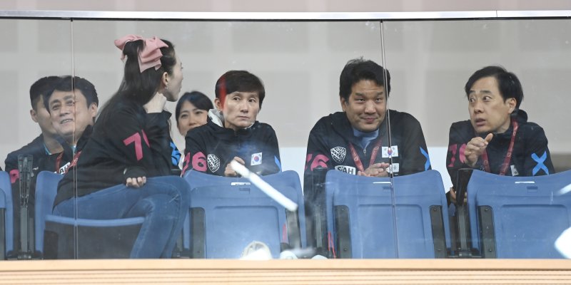 탁구대표팀 최영일 훈련 단장(왼쪽부터), 탁구협회 채문선 전 부회장, 현정화 부회장, 이태성 회장, 유남규 부회장이 18일(현지시간) 카타르 도하 카타르대학교 스포츠 컴플렉스에서 열린 2025 국제탁구연맹(ITTF) 세계선수권대회 경기를 지켜보고 있다. (사진공동취재단) 2025.5.19/뉴스1