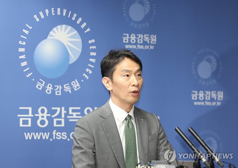 브리핑 참석한 이복현 금감원장 (출처=연합뉴스)