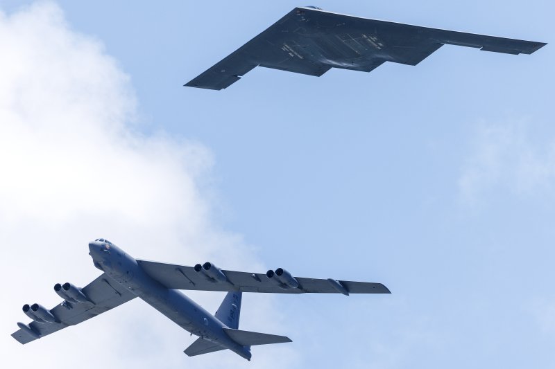 미군의 B-2 전략폭격기(아래). EPA연합골드시티카지노