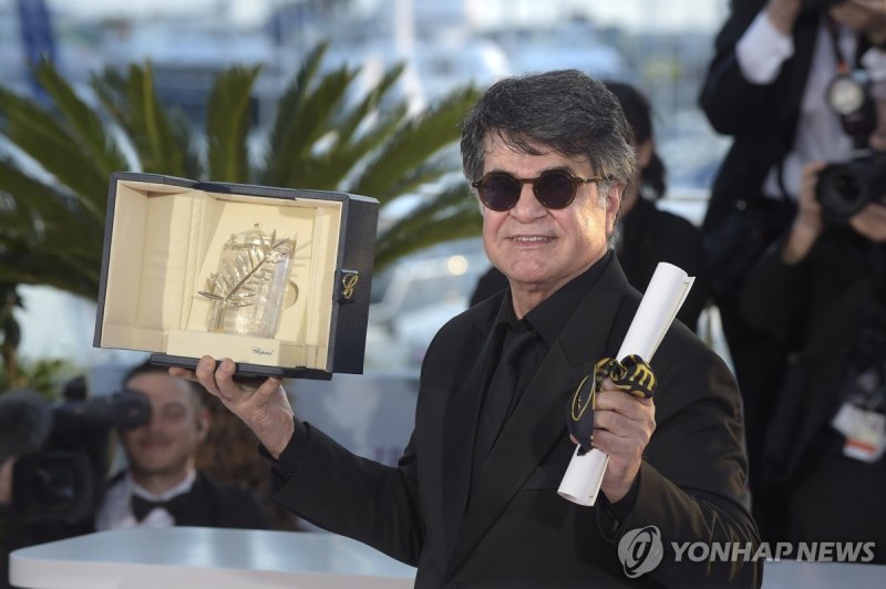 이란의 반체제 감독 자파르 파나히 "내일 떠날 것"이라며 귀국 강행