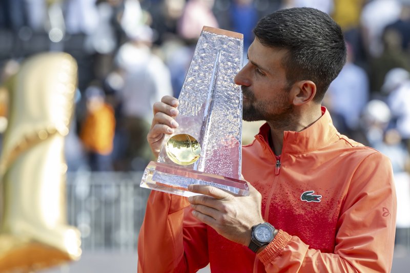 [제네바=AP/뉴시스] 노바크 조코비치(6위·세르비아)가 24일(현지 시간) 스위스 제네바에서 열린 남자프로테니스(ATP) 투어 제네바 오픈(ATP250) 정상에 올라 트로피를 들고 입 맞추고 있다. 조코비치는 단식 결승에서 후베르트 후르카치(31위·폴란드)에게 힘겹게 2-1(5-7 7-6 7-6) 역전승을 거두고 우승하며 ATP 투어 이상급 대회 단식 100회 우승의 대기록을 작성했다. 2025.05.25.