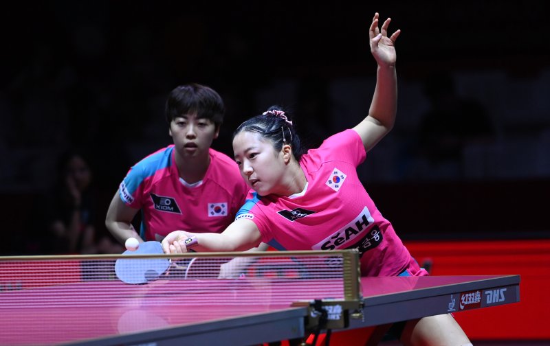 [서울=뉴시스] 사진공동취재단 = 신유빈, 유한나가 24일(현지시간) 카타르 도하 루사일 아레나에서 열린 2025 국제탁구연맹(ITTF) 세계선수권대회 여자복식 4강 소피아 폴차노바(오스트리아) - 베르나데트 소츠(루마니와)과 경기를 펼치고 있다. 2025.05.25 photo@newsis.com