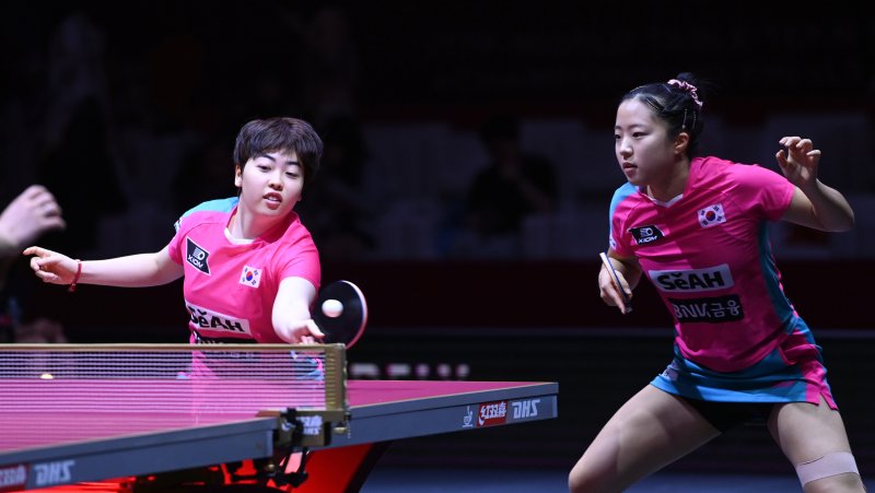 [서울=뉴시스] 사진공동취재단 = 신유빈, 유한나가 24일(현지시간) 카타르 도하 루사일 아레나에서 열린 2025 국제탁구연맹(ITTF) 세계선수권대회 여자복식 4강 소피아 폴차노바(오스트리아) - 베르나데트 소츠(루마니와)과 경기를 펼치고 있다. 2025.05.25 photo@newsis.com