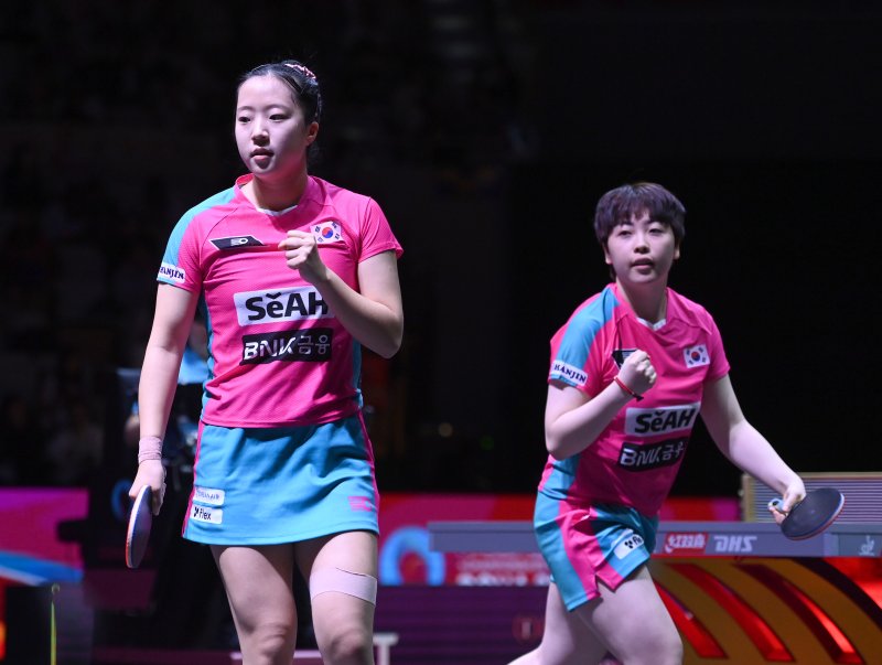 [서울=뉴시스] 사진공동취재단 = 신유빈, 유한나가 24일(현지시간) 카타르 도하 루사일 아레나에서 열린 2025 국제탁구연맹(ITTF) 세계선수권대회 여자복식 4강 소피아 폴차노바(오스트리아) - 베르나데트 소츠(루마니와)과의 경기에서 득점 후 주먹을 쥐어보이고 있다. 2025.05.25 photo@newsis.com