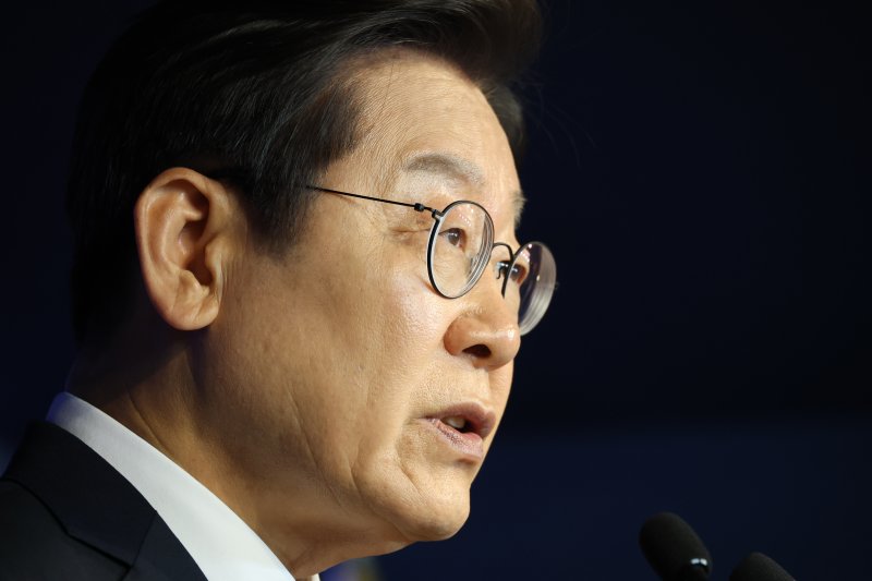 [속보] 이재명 "재임 대통령도 연임제 적용? 국민 뜻 존중해야"