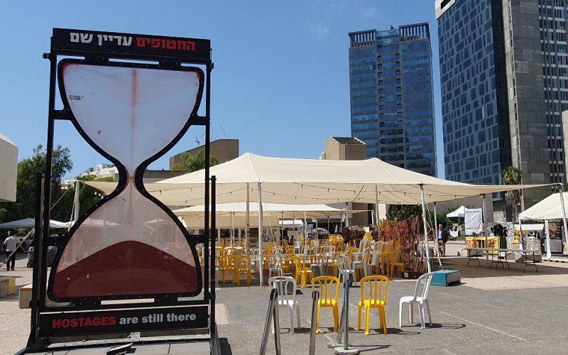 [텔아비브=뉴시스]김난영 기자 = 22일(현지 시간) 이스라엘 텔아비브 소재 인질 광장에 억류 시간을 뜻하는 모래시계와 인질의 자리를 뜻하는 노란색 의자가 놓여 있다. 2025.05.25.