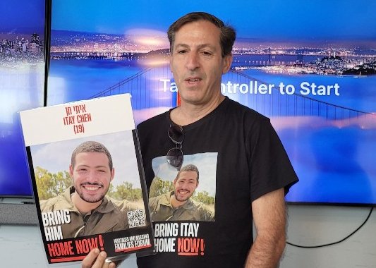 [텔아비브=뉴시스]김난영 기자 = 하마스 잔여 억류 인질인 이타이 헨의 부친 루비 헨 씨가 22일(현지 시간) 텔아비브 인질가족포럼 본부에서 아들의 사진을 들고 있다. 2025.05.25.