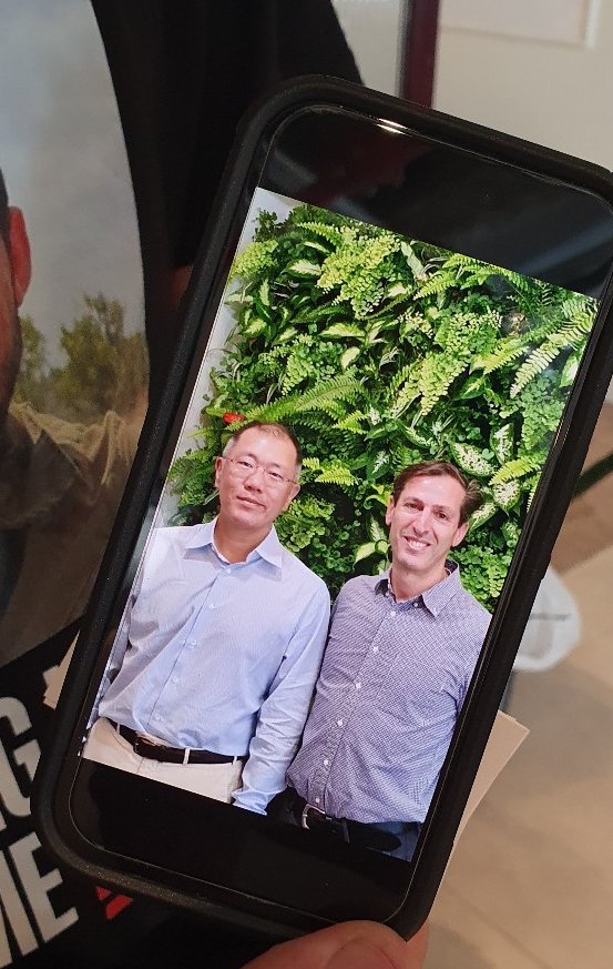 [텔아비브=뉴시스]김난영 기자 = 하마스 잔여 억류 인질인 이타이 헨의 부친 루비 헨 씨가 22일(현지 시간) 텔아비브 인질가족포럼 본부에서 과거 정의선 현대차그룹 회장과 찍은 사진을 보여주고 있다. 2025.05.25.