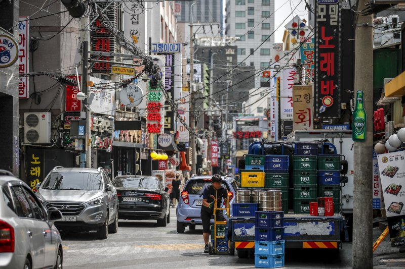 [서울=뉴시스] 정병혁 기자 =2022년 5월 25일 서울시내 먹자 골목에 위치한 식당에서 관계자들이 영업준비를 하는 모습. 2022.05.25. jhope@newsis.com