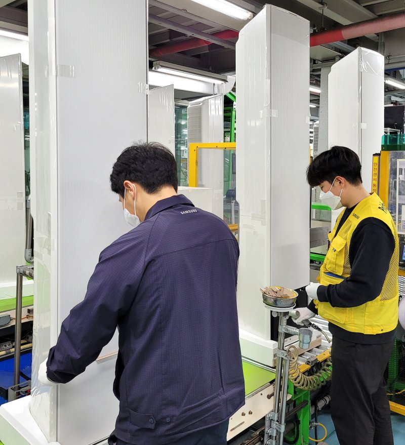 삼성전자가 에어컨 수요에 신속하게 대응하기 위해 AI 에어컨 생산라인을 풀가동하고 있다. (사진제공 = 삼성전자)