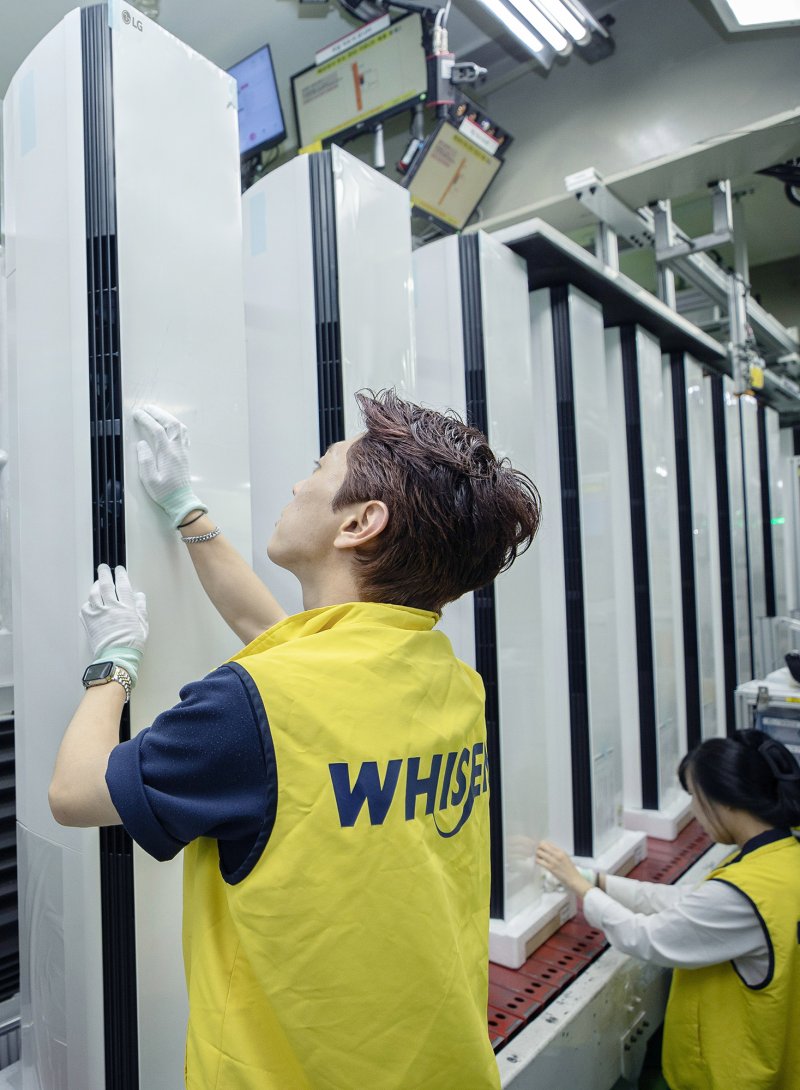 LG전자 직원들이 경남 창원의 LG전자 에어컨 생산라인에서 스탠드 에어컨을 생산하고 있는 모습. (사진제공 = LG전자)