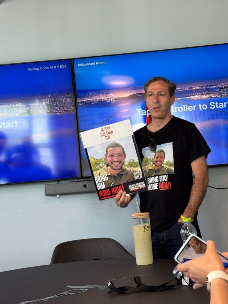 2023년 10월7일 하마스의 이스라엘 공격 당시 인질로 끌려간 이스라엘군(IDF) 소속 군인 이타이 첸(당시 19세)의 아버지 루비 첸이 이스라엘 텔아비브에서 한국 기자단과 만났다. ⓒ News1 (텔아비브=뉴스1) 김예슬 기자