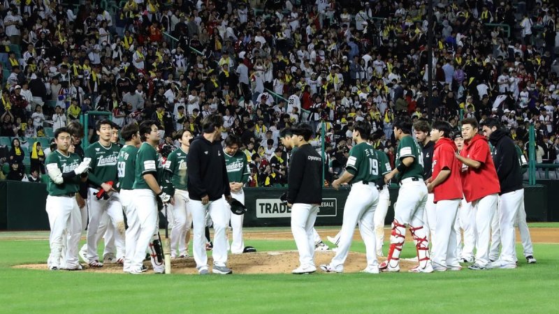 마운드 위에서 묵념하는 SSG 랜더스 선수단 (출처=연합뉴스)