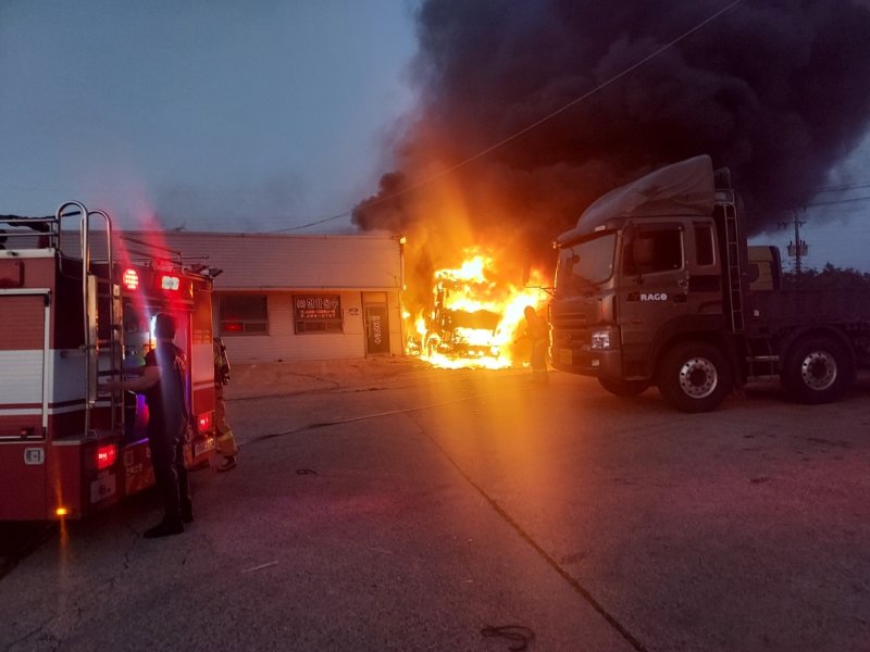 새벽 군산서 25톤 트럭 화재로 전소…4800만원 피해