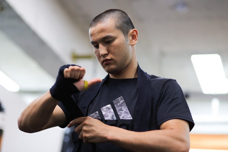 손에 붕대를 감는 최시로 (출처=연합뉴스)