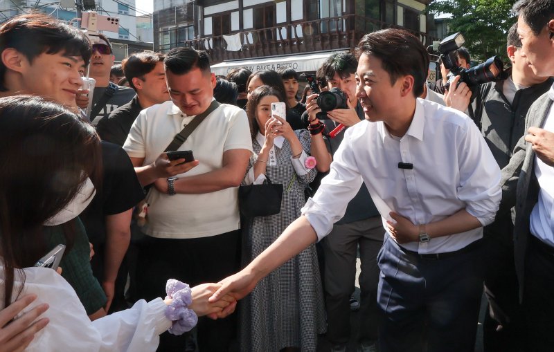 "남자로서 사는게 더 어려워졌다" 20대 남성들의 불안감, 정치가 갈라쳤다 [쓸만한 이슈]