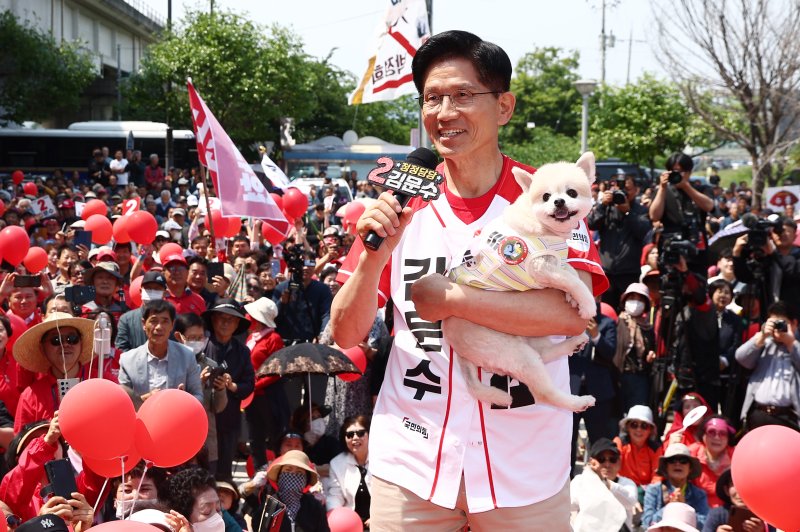 [보령=뉴시스] 권창회 기자 = 김문수 국민의힘 대선 후보가 25일 오전 충남 보령군 대천역 광장에서 열린 집중유세에서 지지호소를 하고 있다. (공동취재) 2025.05.25. photo@newsis.com