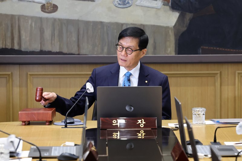 이창용 한국은행 총재가 서울 중구 한국은행에서 열린 금융통화위원회에서 의사봉을 두드리고 있다. 2025.4.17/뉴스1 ⓒ News1 사진공동취재단