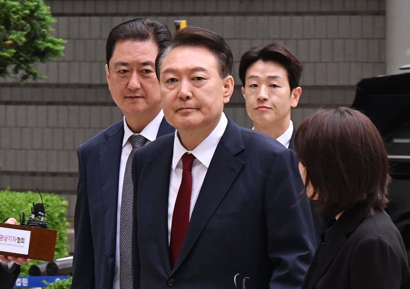 윤석열 전 대통령이 서울 서초구 중앙지방법원에서 열린 내란 우두머리 혐의, 직권남용 권리행사방해 혐의 사건 4차 공판에 출석하고 있다. 2025.5.19/뉴스1 ⓒ News1 사진공동취재단