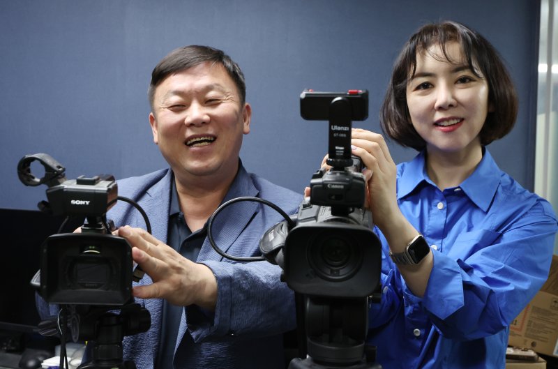 안진걸 이재명 선대위 서민·중산층경제살리기위원회 위원장(왼쪽)과 임세은 이재명 대선후보 민생 대변인이 23일 서울 여의도에서 뉴스1과 인터뷰를 하고 있다. 2025.5.23/뉴스1 ⓒ News1 김명섭 기자