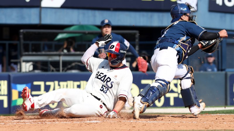 [서울=뉴시스] 추상철 기자 = 25일 오후 서울 송파구 잠실야구장에서 열린 2025 KBO리그 NC 다이노스와 두산 베어스의 경기, 5회말 1아웃 주자 만루 상황에서 두산 임종성의 희생플라이로 3루 주자 양석환이 홈인하고 있다. 2025.05.25. scchoo@newsis.com