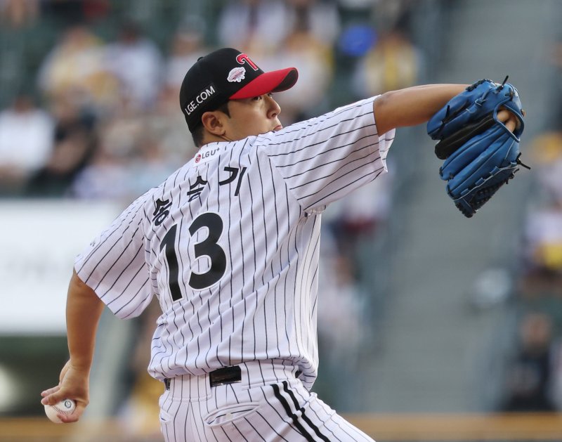 [서울=뉴시스] 조수정 기자 = 14일 서울 송파구 잠실야구장에서 열린 2025 KBO리그 LG 트윈스와 키움 히어로즈 경기, 1회초 LG 선발 송승기가 역투하고 있다. 2025.05.14. chocrystal@newsis.com