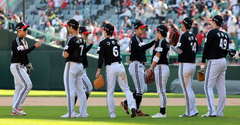 25일 오후 인천SSG 랜더스필드에서 열린 '2025 신한 SOL뱅크 KBO리그' LG 트윈스와 SSG 랜더스의 경기에서 9대3 승리를 거둔 LG 선수들이 기쁨을 나누고 있다. 2025.5.25/뉴스1 ⓒ News1 김진환 기자