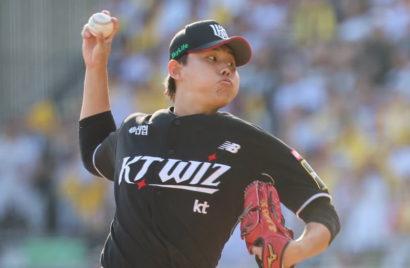 5일 오후 서울 송파구 잠실야구장에서 열린 프로야구 '2024 신한 SOL 뱅크 KBO 포스트시즌' 준플레이오프 1차전 kt 위즈와 LG 트윈스의 경기, kt 소형준이 8회말 등판해 역투하고 있다. 2024.10.5/뉴스1 ⓒ News1 김도우 기자