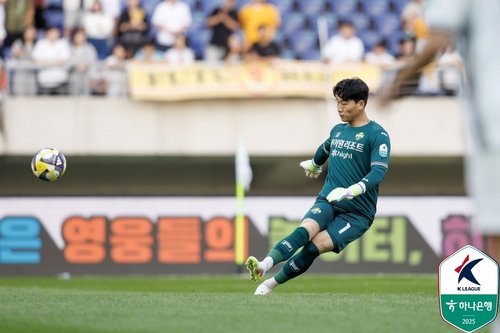 후반 막판 눈부신 선방을 펼친 강원 골키퍼 이광연 (출처=연합뉴스)