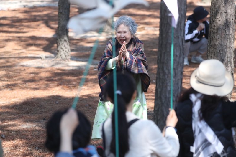 영화 '청명과 곡우 사이'에서 장례식 장면 촬영 중인 배우 박정자 (출처=연합뉴스)