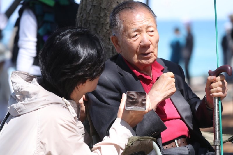 영화 '청명과 곡우 사이' 촬영장 온 김동호 전 부산국제영화제 집행위원장 (출처=연합뉴스)