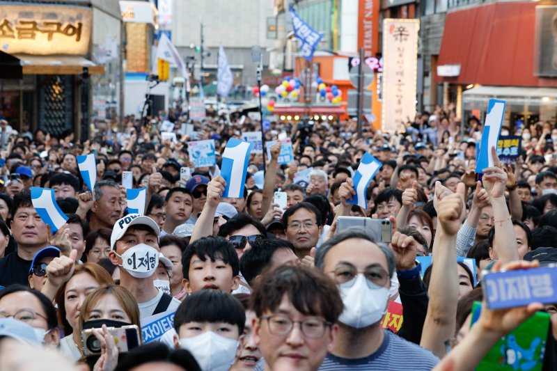 이재명 더불어민주당 대통령 후보가 캐스팅보트인 충청권 공략에 나선 25일 오후 충남 천안시 신부문화거리에서 시민들이 이 후보 유세를 듣고 있다. 2025.5.25/뉴스1 ⓒ News1 안은나 기자
