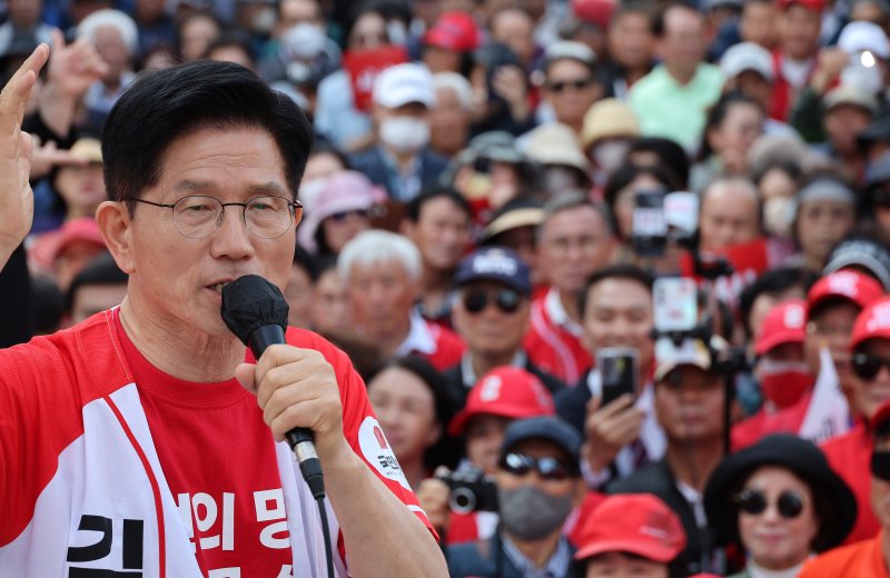 [서산=뉴시스] 권창회 기자 = 김문수 국민의힘 대선 후보가 25일 충남 서산시 중앙통 로데오거리에서 열린 집중유세에서 지지호소를 하고 있다. (공동취재) 2025.05.25. photo@newsis.com